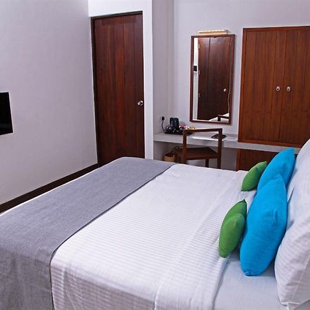 Blue Oceanic Beach Hotel Negombo Extérieur photo