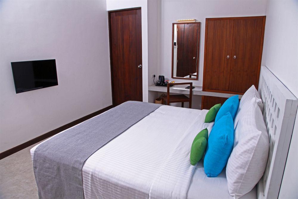Blue Oceanic Beach Hotel Negombo Extérieur photo